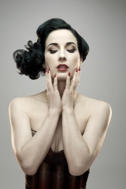 dita von teese. &hearts;