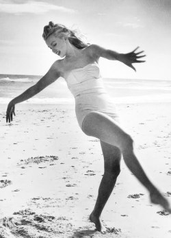 gracesblythe:  nature-and-culture:  (via prettystuff)Marilyn Monroe by André de Dienes, ‘Flirting on the Beach’, Black and White, 1949