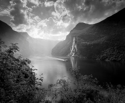 black-and-white:  theworldwelivein:  Geirangerfjorden