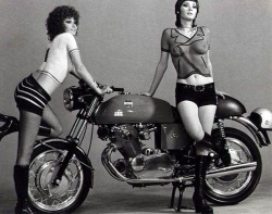 Edwige Fenech v/s Laverda SF 750