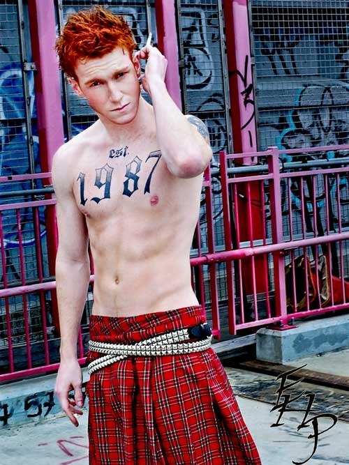 yaoilube:  zapoteco:  applewine:  Ginger in a kilt? Yeah, I’d tap that.  (via peauhomme)  HOLY