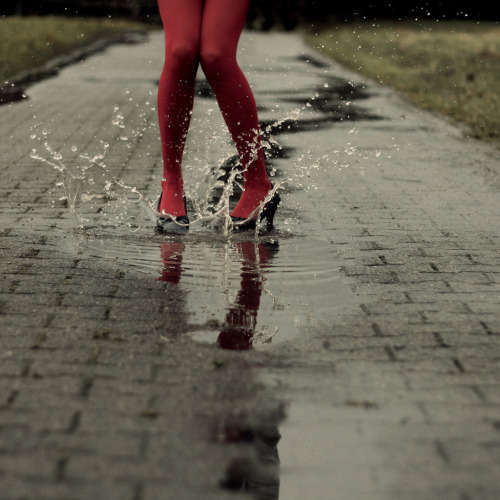 rurururururu: rosarosa-over100notes: gkojax: rosarosa: pedalfar: rain is the newest fashion (via Ron