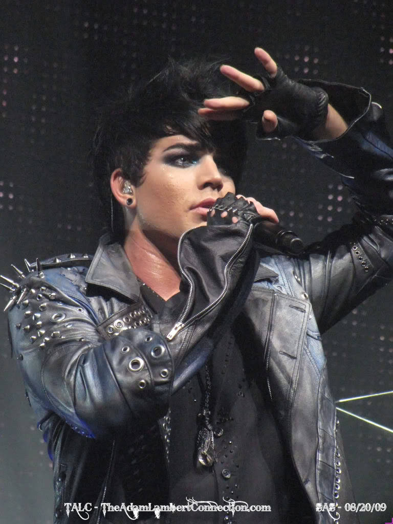 twistedsparkles:   izzazz:   you don’t have to look very far, bb. i’m obvsly