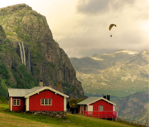 View on the Hydnefossen waterfall in Hemsedal, Norway © B℮n