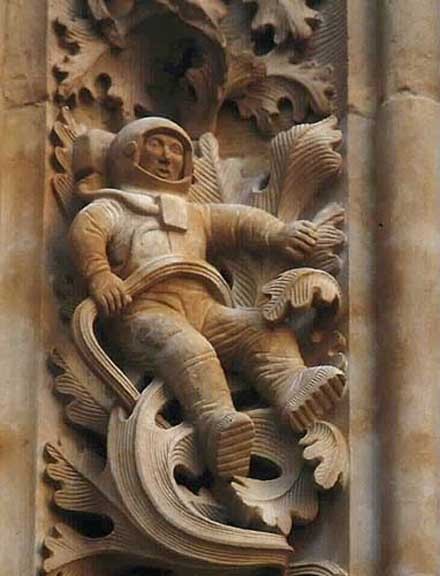 heboreal: otsune: realtime24:  後から補修した時に付け足したって言っても、こんなにキレイに足せるもんなの？ (via １１００年代に作られた大聖堂の彫刻に宇宙飛行士がいる