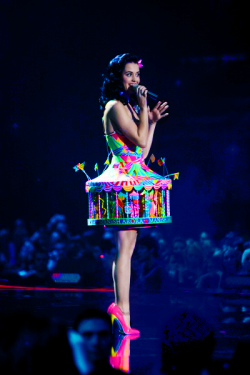 (via imasleepwalker) THAT SKIRT IS ADORBS.