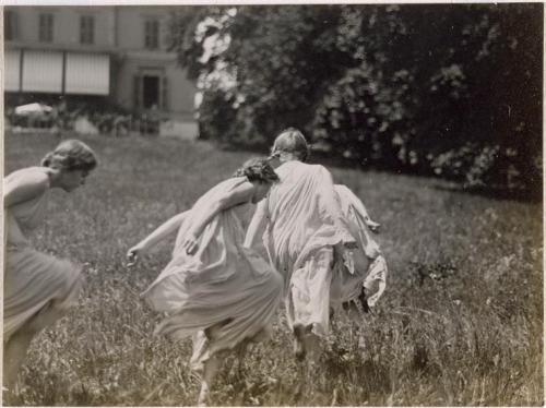 forestgraves:brytneefaeismissing:billyjane:turnofthecentury:Frédéric Boissonnas Scène de danse rythmique à l’Institut Jacques Dalcroze : 3 filles dansant dans un jardin, 1913 via Réunion des musées nationaux
