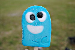 gemeeeezybabey:  melodeezyfbaby:  deathcabforqt:  amberassrapesapples:shardthroughmysoul:(via likeneelyohara)   Blue! Om nom nom.  