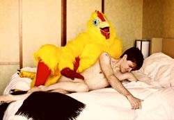 captainstevexxx:  lagodilot:  wohhhotdude  (via tgrade5) LOLWUT?! WHAT IS THIS?! I CAN’T EVEN!  That, my friend, is a man getting fucked by a chicken.  It&rsquo;s really bad furry porn&hellip;HAH