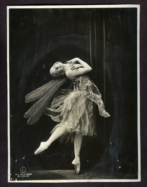 fashionsofthetimes:  turnofthecentury:   Anna Pavlova Fairy Photo by Ira L Hill,1914  J’ADORE! 