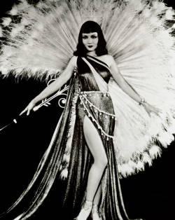 mcvi:  tahti:   Claudette Colbert, “Cleopatra”,