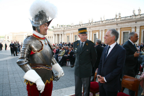 Il Presidente Moritz Leuenberger a colloquio con il comandante delle Guardie Svizzere, colonnello Elmar Th. Mäder, e il comandante di corpo dell’esercito svizzero, Christoph Keckeis (Foto: Kurt Reichenbach, Schweizer Illustrierte).