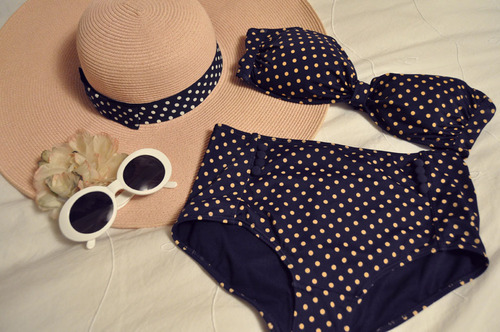 1812overture:ilovedyouforever:loveforfashion  That’s my swimming costume for this summer! And i’m planning to wear it with a floppy hat like that ^^