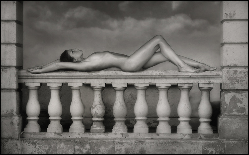 yasmeen2:  simplewishes:  balustrade  ~  Mimi Niklova photographer  