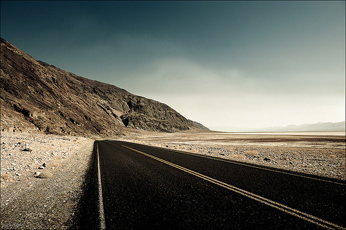 Road in Death Valley (by Lucas Janin)