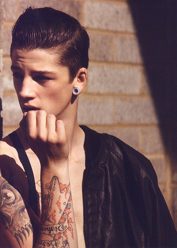 (via fuckyeaboyswithtattoos)
