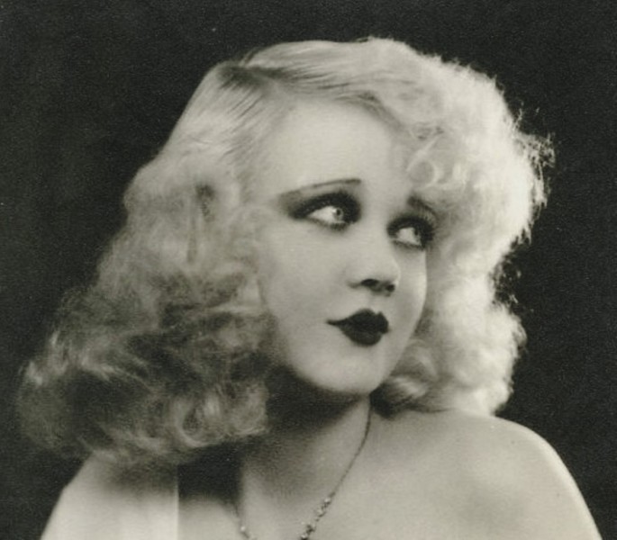 vera-renczi:  elixirblack:  avintagehoarder:  aperfumedpearl:  rose-tinted-vintage: