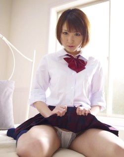 wettalk:  jpg0image:  jk777jk:  制服JK座りパンチラ