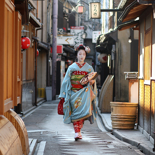 maiko (geisha apprentice), kyoto japan (by Momoyama)