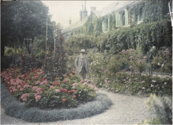soft-skeletons:turnofthecentury:   theshipthatflew:Claude Monet in front of his House at Giverny, Anonymous, 1921, Autochrome (Musee d’Orsay)  
