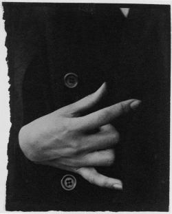 dunkleliebe666:  170773:  beaky2:  crashinglybeautiful:Alfred Stieglitz (American, 1864–1946)Georgia  O’KeeffeHands with Buttons of Black  Coat1918 Thank you yama-bato and via: metmuseum