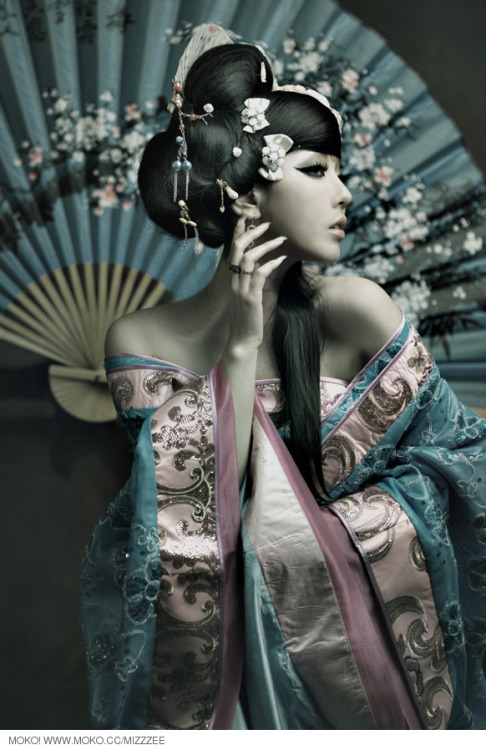 alohajaylordkai:  rawr-casie:  oouyeahabbeymae:  jdaniel:  (via disabledpierrot) O FUCK ITS A REAL GIRL i thought she was like drawn o.OOOO OMG SHES SOO GORGEOUS  :D she’s pretty!  DAMN!  