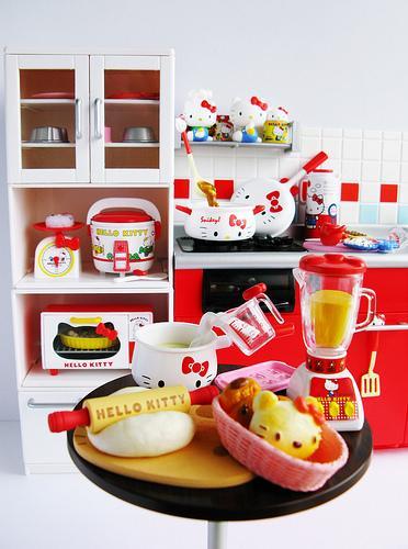 appledress:   beariesandcream:   hello-kitty:   Hello Kitty Kitchen       SUUUUP