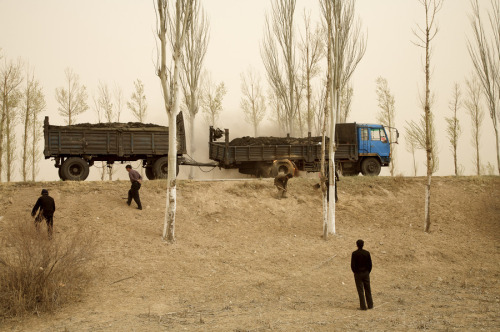 Untitled 07 photo by Benoit Aquin, The Chinese Dust Bowl series, Bayannur Region, Inner Mongolia, China 2006