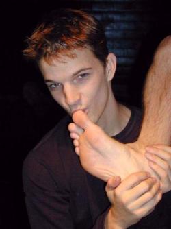 tfootielover:  tfootielover:   Kiss me to please   (via gayfootlover)