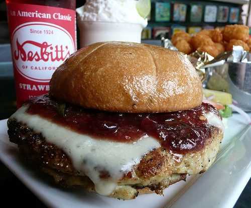 magalomania: Oh damn. (via prettygirlfood) STRAWBERRY JAM ON A BURGER THAT IS MADNESS And I want it.