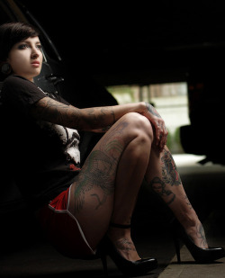 inkedgirls:  drivenunder:  (via hellogirls)