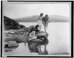 breathingvioletfog:  Four figures at water edge,c.1914 by Frances Benjamin Johnston  (via turnofthecentury &amp; billyjane) 