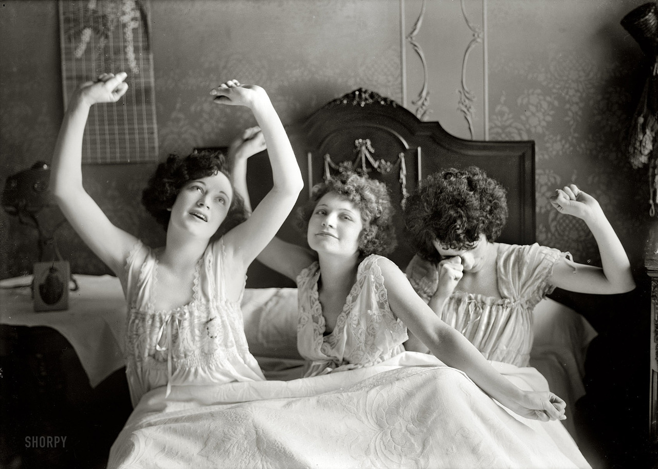 sophiejade:  my-ear-trumpet:  pylaszczkiewicz:  New York circa 1923. “Brox sisters.”