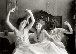 sophiejade:  my-ear-trumpet:  pylaszczkiewicz:  New York circa 1923. “Brox sisters.” These singing siblings made it big in vaudeville and then on Broadway.   
