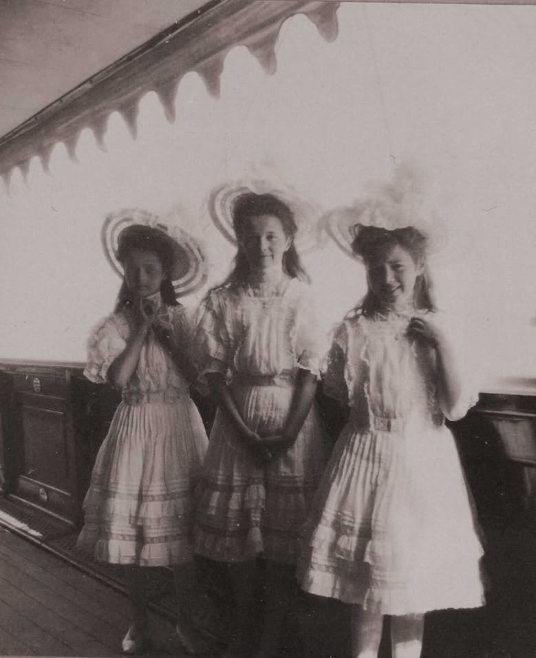 knockturn:  (via romanovsisters) 