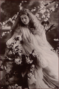 hannahkristina:  skeletonsdance:  my-ear-trumpet:pictures-of-lilly:starmist:    Maude Fealy     