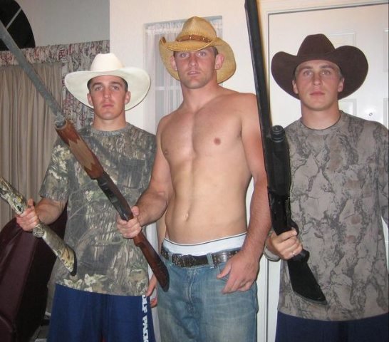 3 dudes showing off there guns……… but only the 1 in the middle man enuff to strip his shirt off and show off the guns that r his arms!!