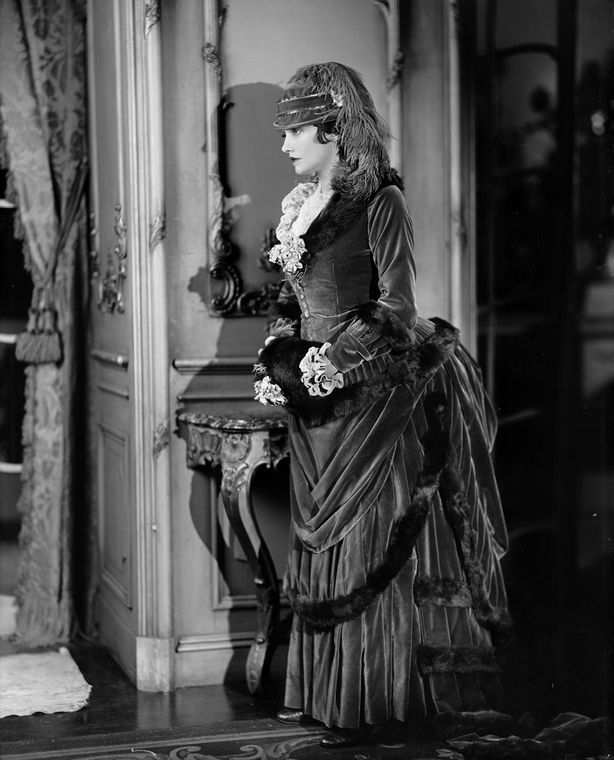 gothfashion:  The Age of Innocence, NYC: Empire Theatre (1929).       (via bygoneyears)