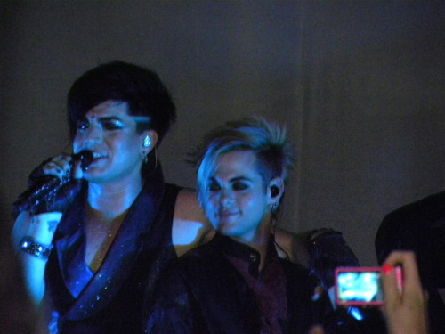 (via twistedsparkles) Adam legit looks like he could ravish Tommy in this shot.  Don’t ask me why.  I’m loopy with glee.