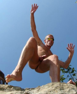 menworship:  (via fusion75)  Don&rsquo;t jump!