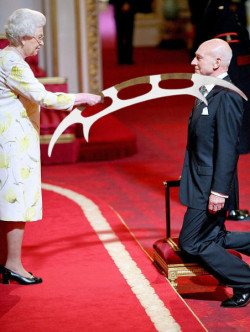 junpoco:  kagurazakaundergroundresistance:  kirin91:  kml:  un:   davereed:  Queen knights Patrick Stewart with a Bat’leth | scifiwire.com  whoever added a Klingon bat’leth to the image of the queen knighting Star Trek’s Patrick Stewart, we have