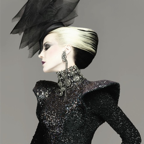 dietonightlive4eva:  bohemea:  Daphne Guinness (via consistenterraticism)       