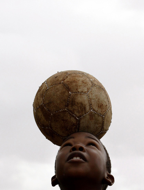 ahnka:quelowat:USING HIS HEAD: A boy played with a soccer ball in a Port Elizabeth,South Africa, sha