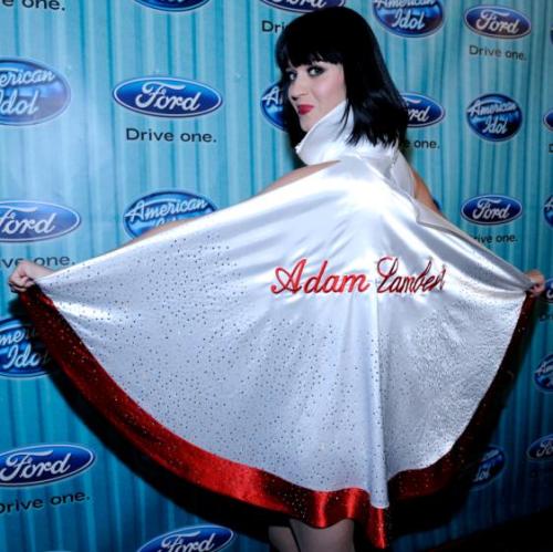 imasleepwalker:   shapesandsparkles:   i would totes mug KP for that cap :D D:   Me too! I’d wear it everyday of my life   ngl I wish I saw this episode of Idol, solely to see this epic cape in action.