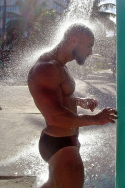 (via menzroom, pumpkindred-deactivated20110203) Francois Sagat at South Beach!