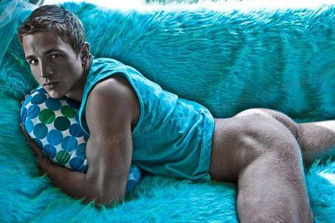 dallasguy75204:  tastefulgay:  So hot!  1,000’s of pics from a DallasTXGuy: dallasguy75204.tumblr.com  I’ve loved this pic for years!  That fuzzy ass and legs…!!!