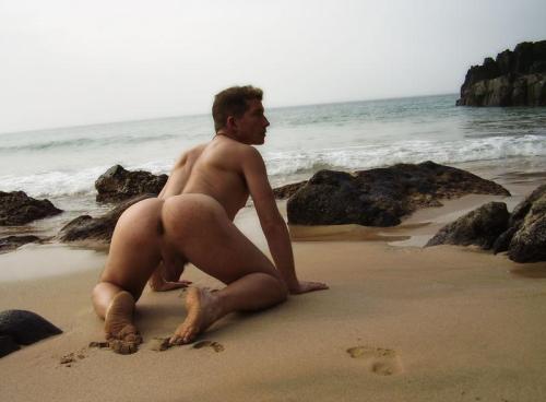 wet-men:  (via troyisnaked)  Why don’t I ever see this on the beach?