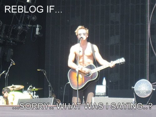 weheartmcfly:  imnotintransylvania:  downinthedark:  littleladybigvoice:  hypnotisedwithmcfly:  dirtybruise:  (via mcflycomics) MAS O QUE É ISSO      