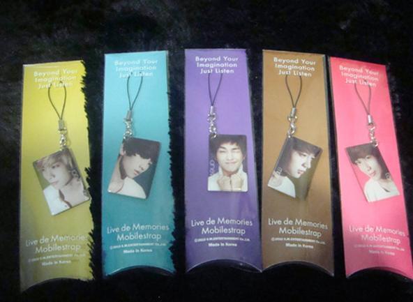 shineeview:  OMFGOSH. I NEED THESE. TO BAD I HAVE A IPHONE AND I CANT PUT CHARMS