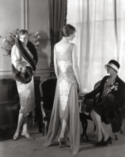 prettyglam:  chateauxdanslair:  Socialites Modeling Stylish  Dresses at Bergdorf Goodman (1928)   (via gleamandglare) Ach &lt;3